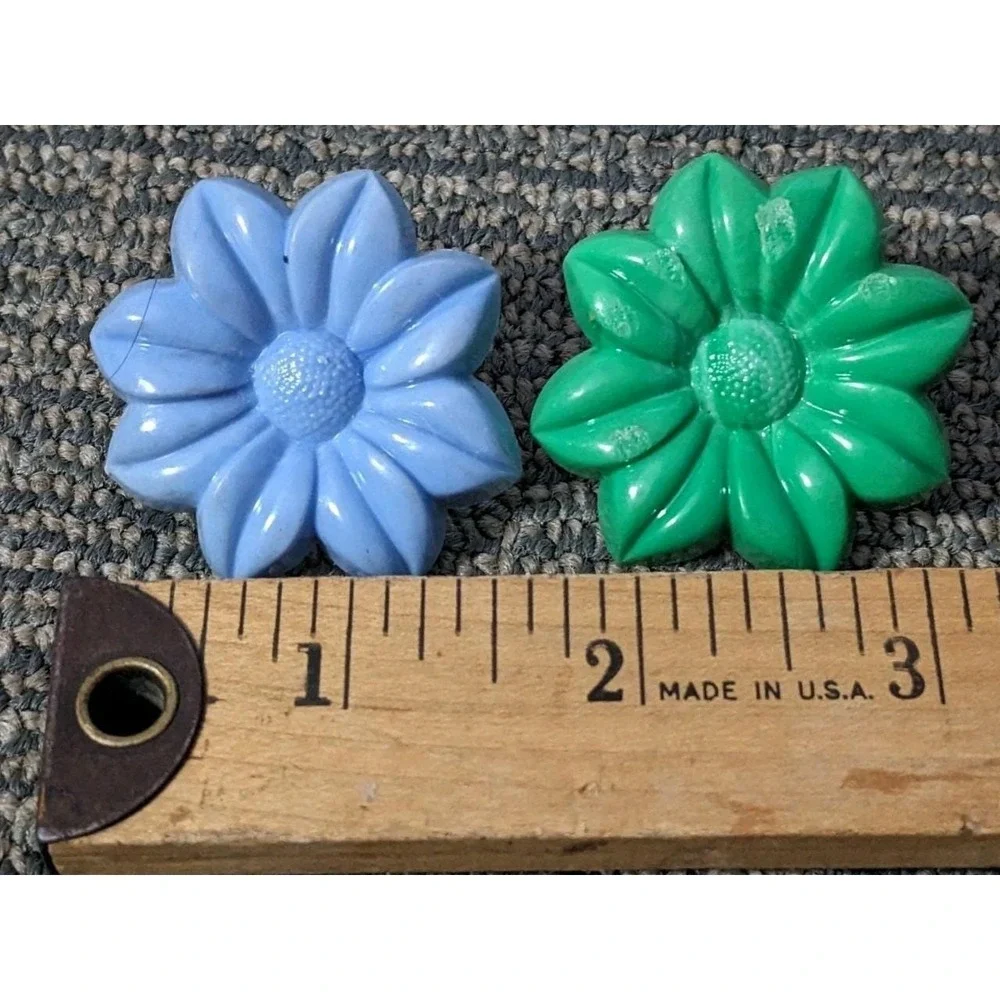 4 Vtg Daisy Curtain Tie Back Flower Push Pins Hard Plastic Tacks Green Blue